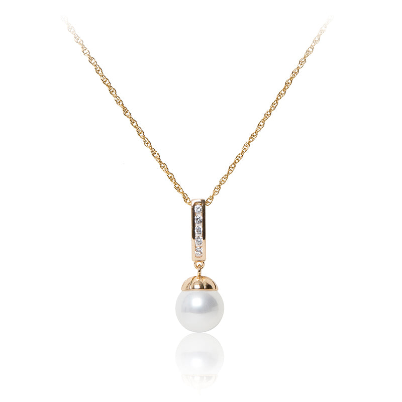 An elegant 18ct yellow gold plated cubic zirconia line drop faux pearl pendant and chain.