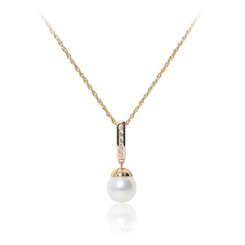 An elegant 18ct yellow gold plated cubic zirconia line drop faux pearl pendant and chain.