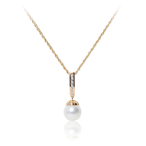 An elegant 18ct yellow gold plated cubic zirconia line drop faux pearl pendant and chain.